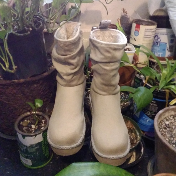 Muk Luks Women's Beige Winter Boots - Picture 11 of 15